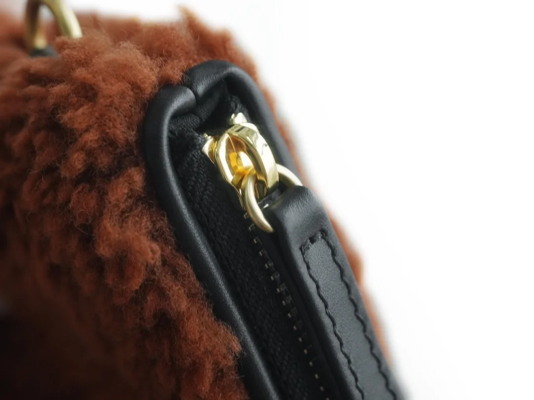 샤넬 22백 한정판 테디 브라운 블랙