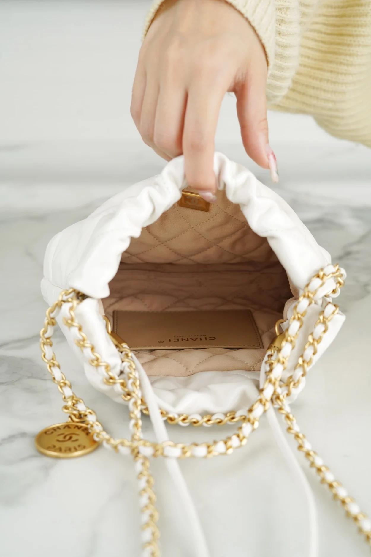 샤넬 22백 미니 화이트 금장