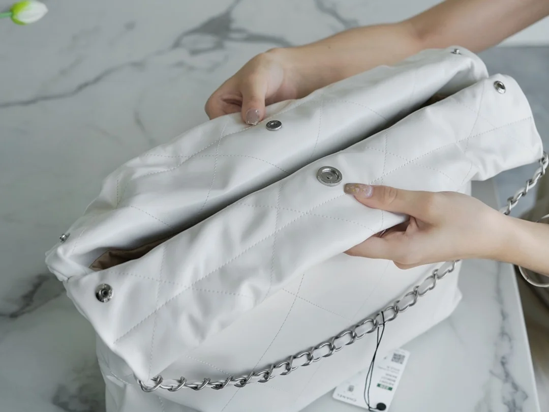 샤넬 22백 미디엄 화이트 은장