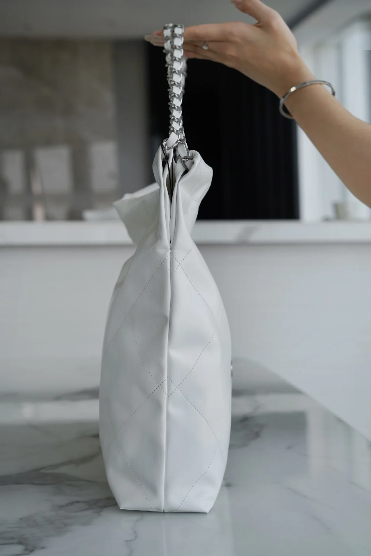 샤넬 22백 미디엄 화이트 은장