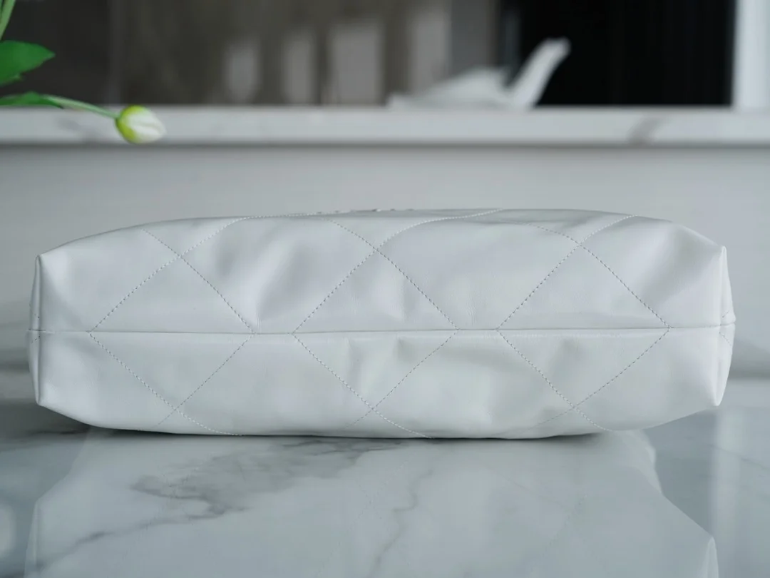 샤넬 22백 미디엄 화이트 은장