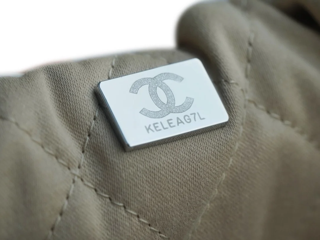 샤넬 22백 미디엄 화이트 은장