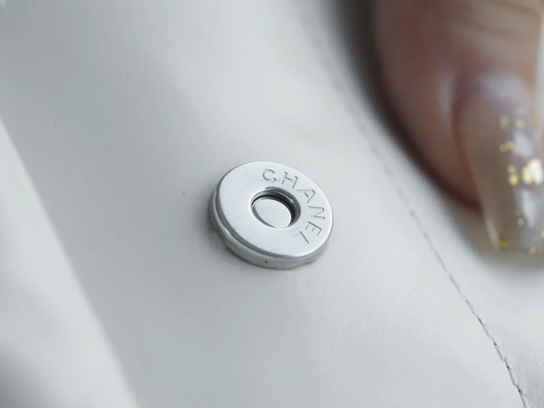 샤넬 22백 미디엄 화이트 은장