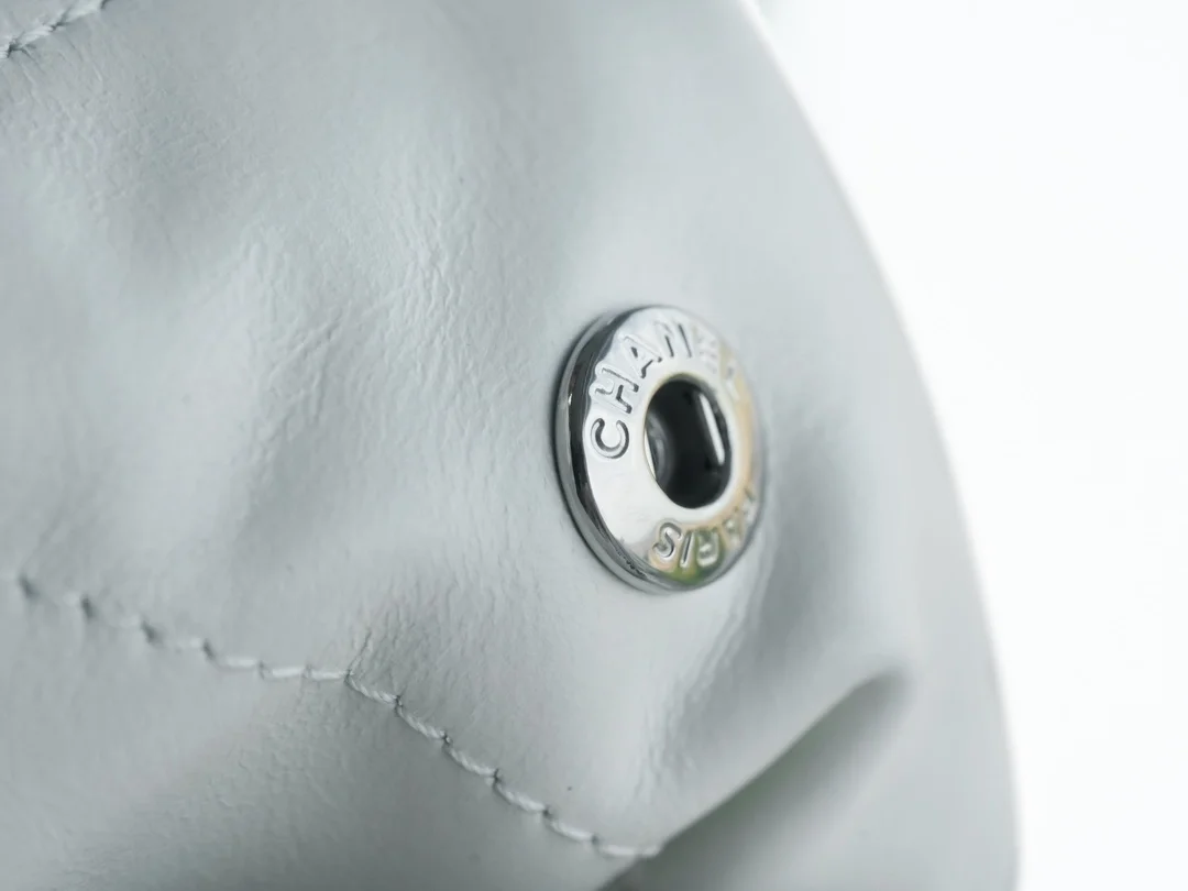 샤넬 22백 미디엄 화이트 은장