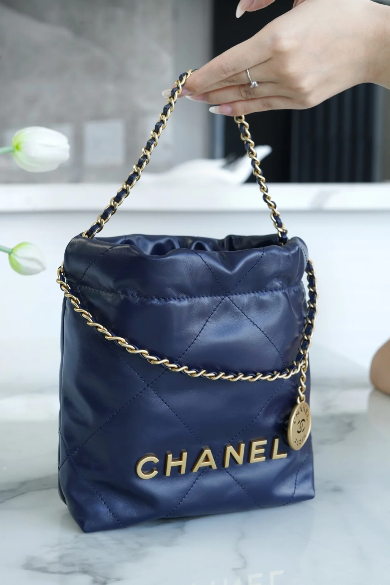 샤넬 22백 미니 샤이니 네이비 블루 금장