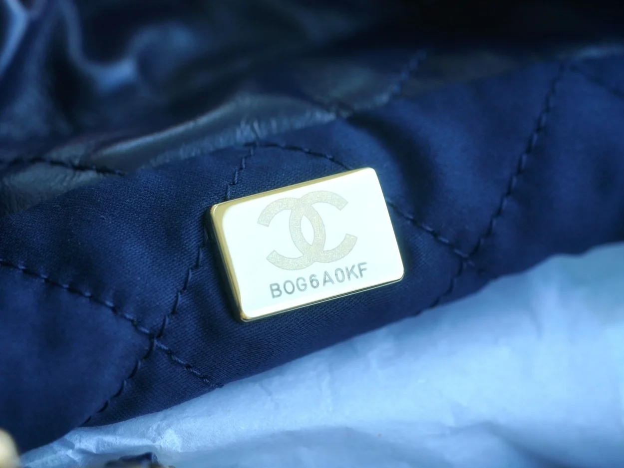 샤넬 22백 미니 샤이니 네이비 블루 금장