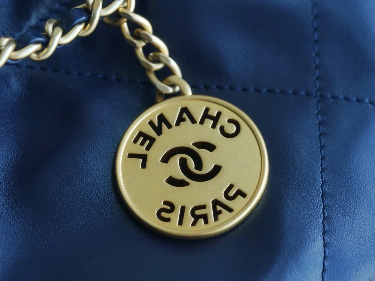 샤넬 22백 미니 샤이니 네이비 블루 금장