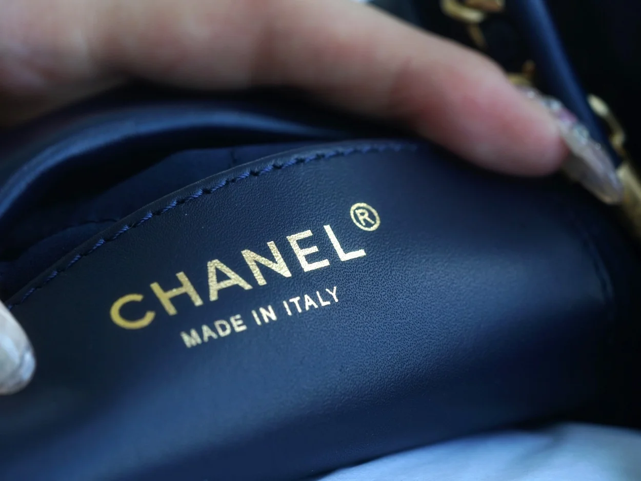샤넬 22백 미니 샤이니 네이비 블루 금장