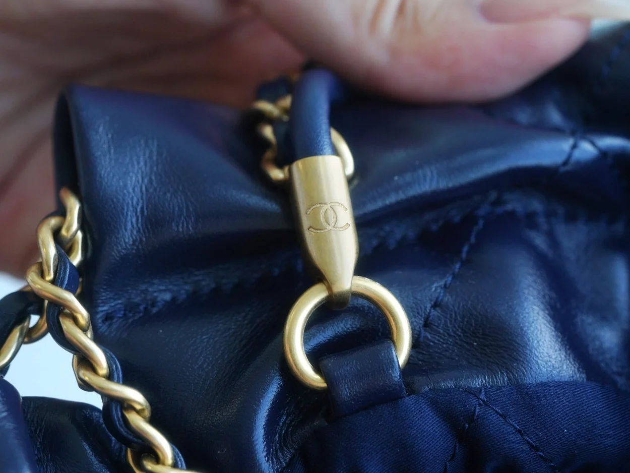 샤넬 22백 미니 샤이니 네이비 블루 금장