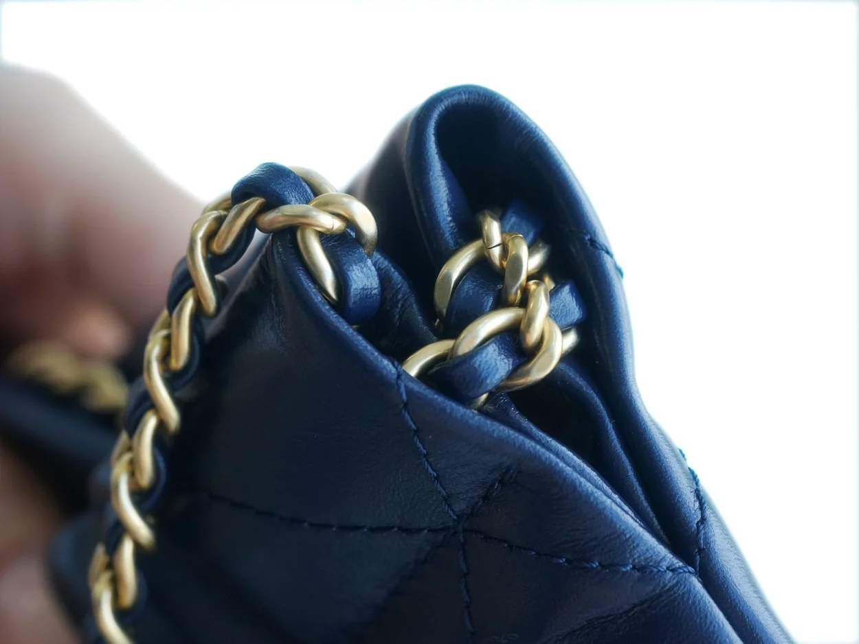 샤넬 22백 미니 샤이니 네이비 블루 금장