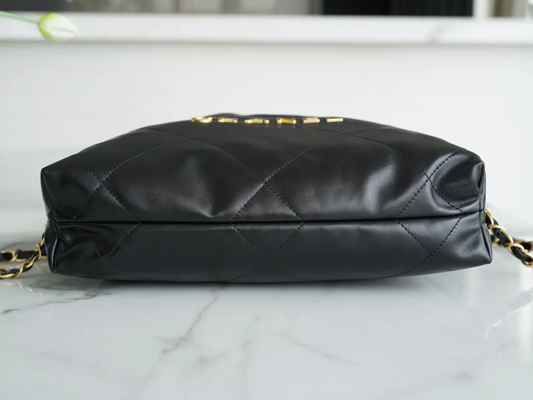 샤넬 22백팩 래커드 블랙 금장