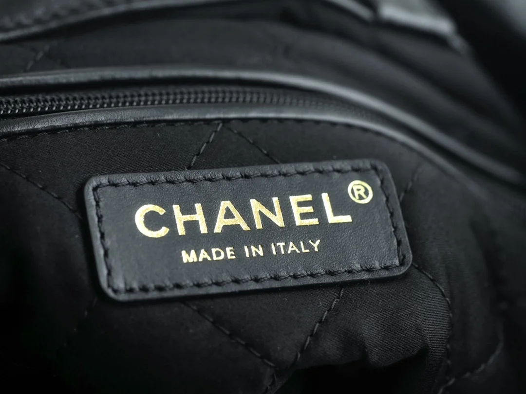 샤넬 22백팩 래커드 블랙 금장