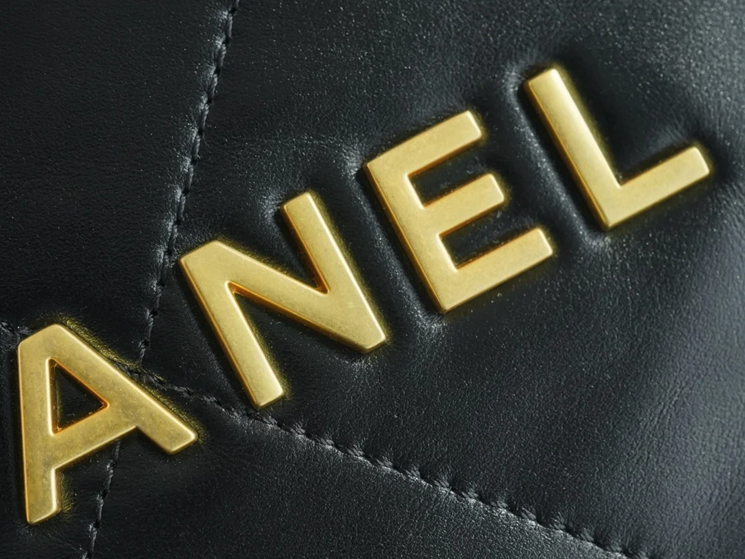 샤넬 22백팩 래커드 블랙 금장