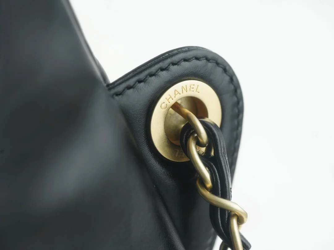 샤넬 22백팩 래커드 블랙 금장