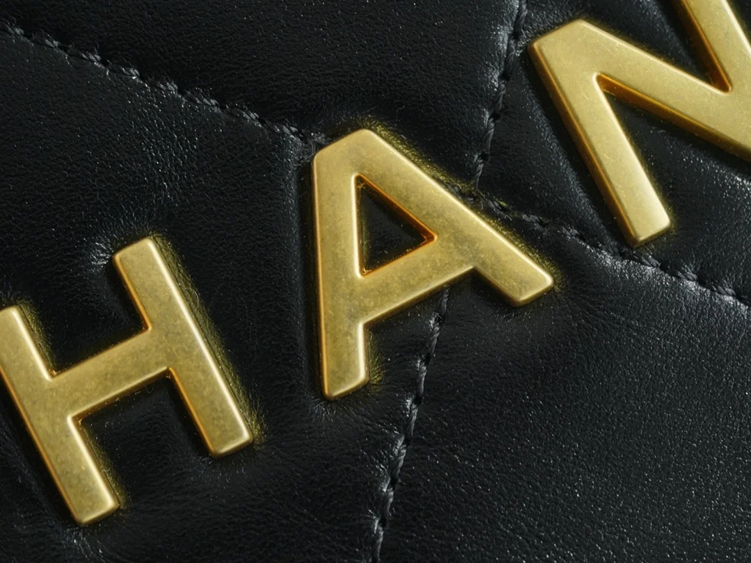 샤넬 22백팩 래커드 블랙 금장