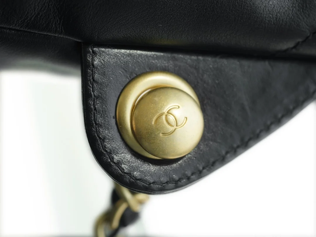 샤넬 22백팩 래커드 블랙 금장