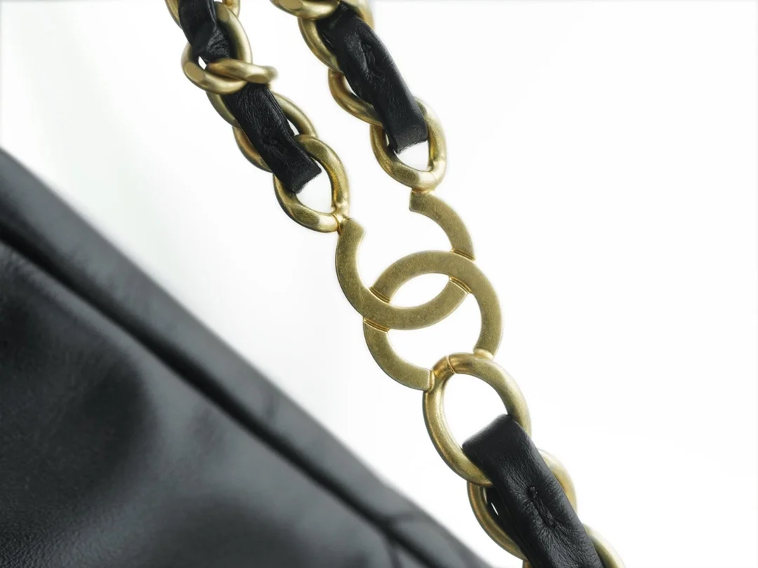 샤넬 22백팩 래커드 블랙 금장