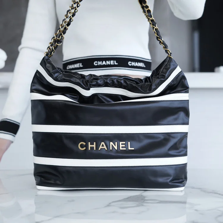 샤넬 24SS 스트라이프 22백 블랙 화이트