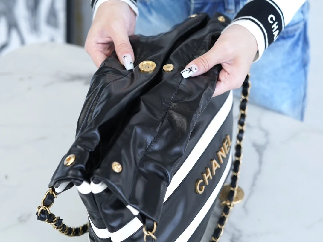 샤넬 24SS 스트라이프 22백 블랙 화이트