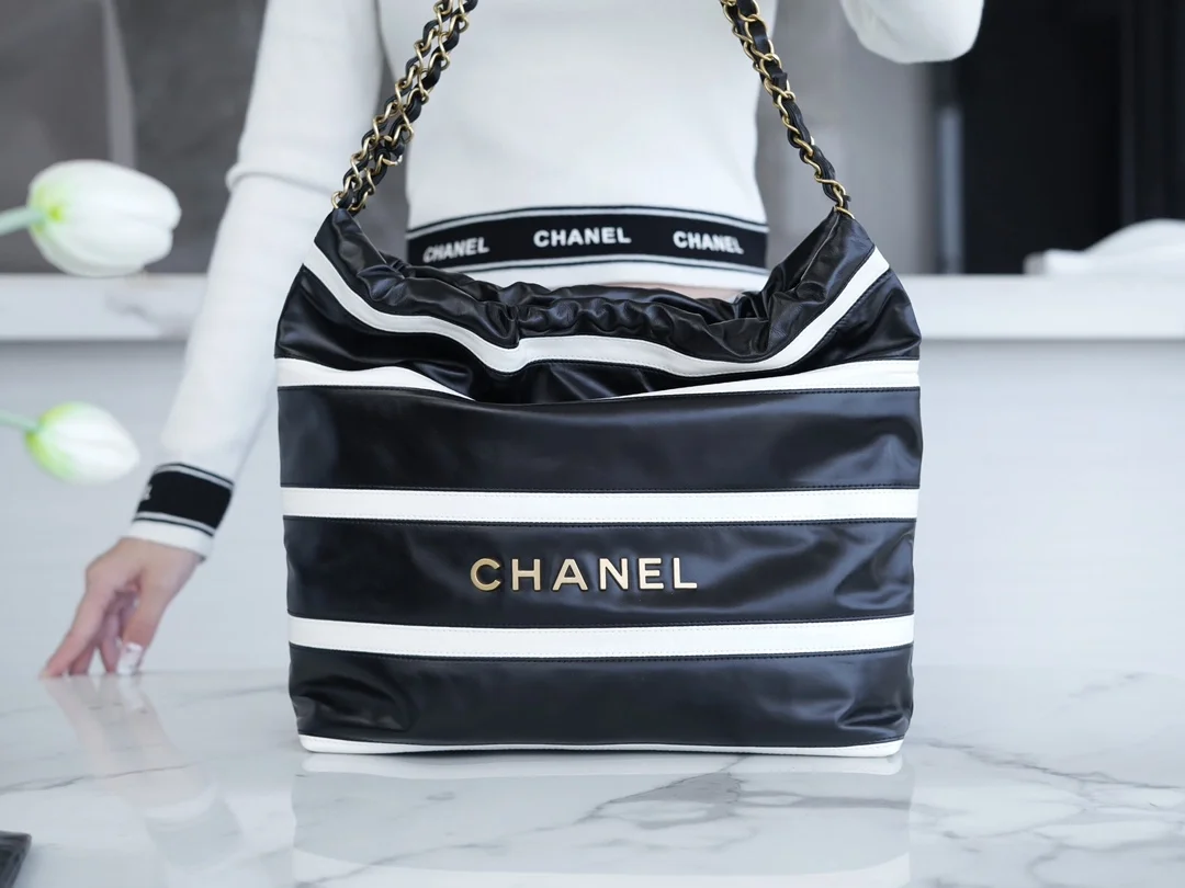 샤넬 24SS 스트라이프 22백 블랙 화이트