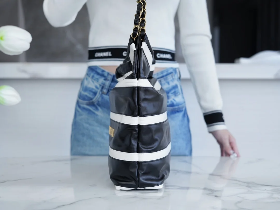 샤넬 24SS 스트라이프 22백 블랙 화이트