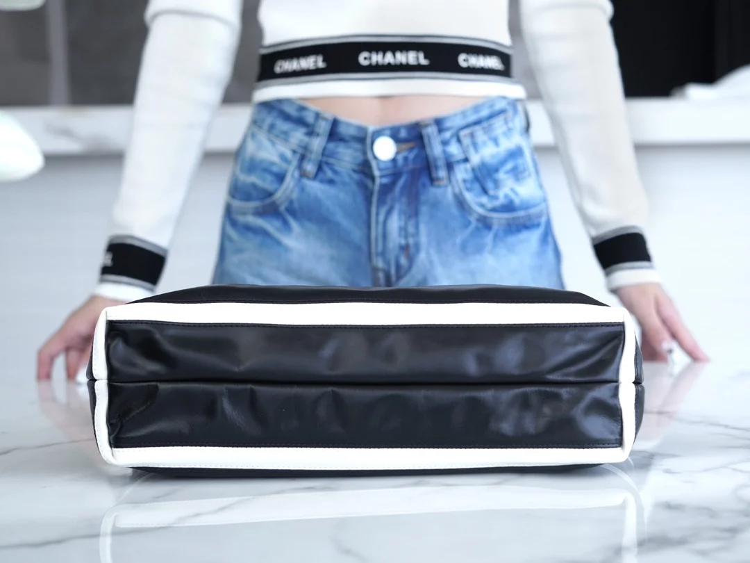 샤넬 24SS 스트라이프 22백 블랙 화이트