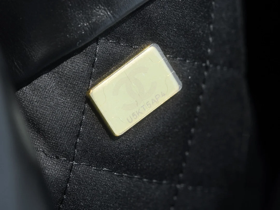 샤넬 24SS 스트라이프 22백 블랙 화이트