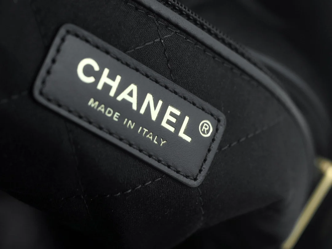 샤넬 24SS 스트라이프 22백 블랙 화이트