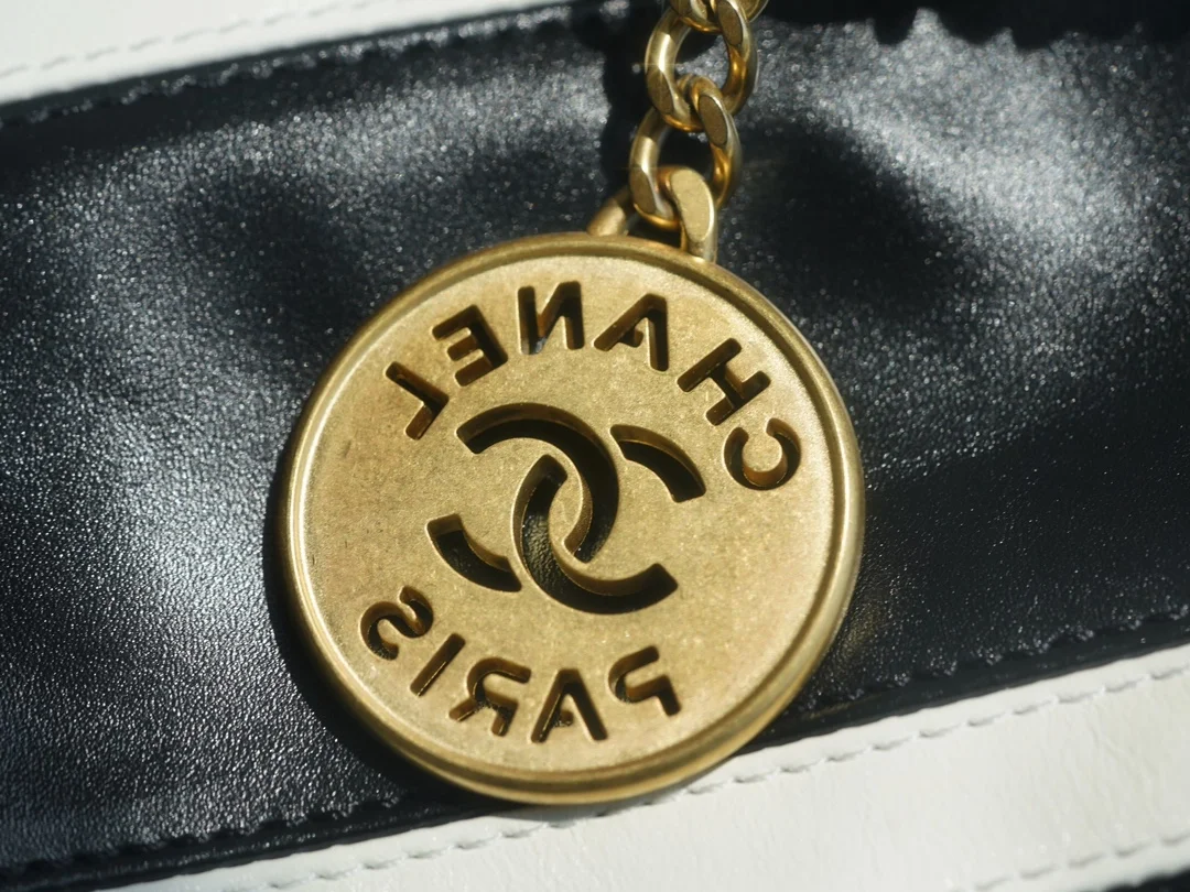 샤넬 24SS 스트라이프 22백 블랙 화이트