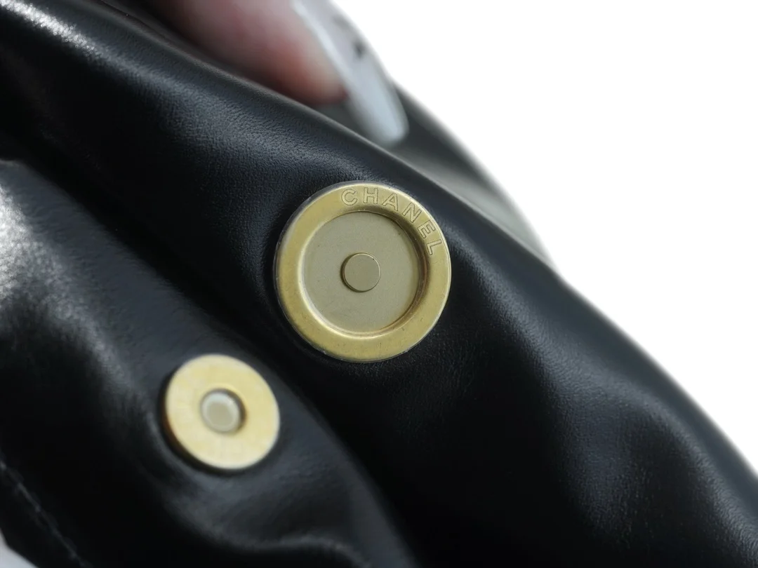 샤넬 24SS 스트라이프 22백 블랙 화이트