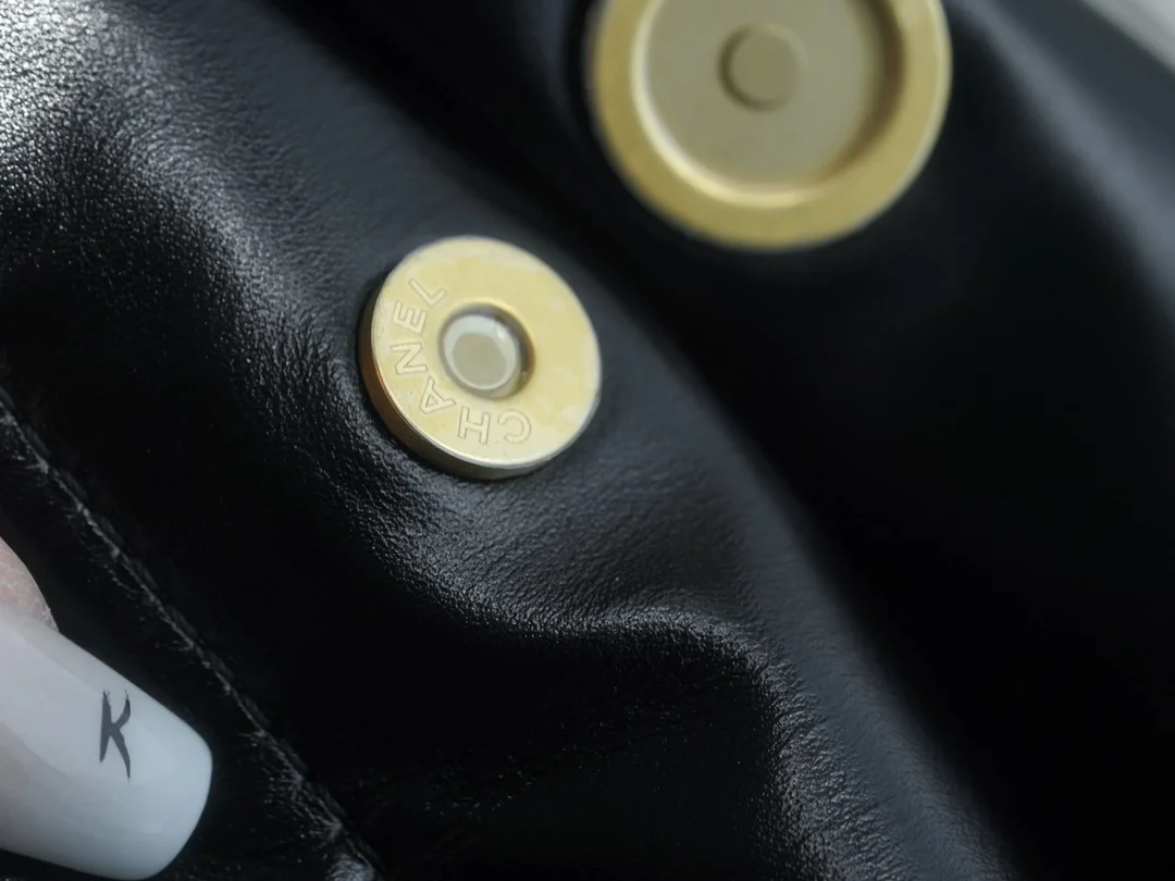 샤넬 24SS 스트라이프 22백 블랙 화이트