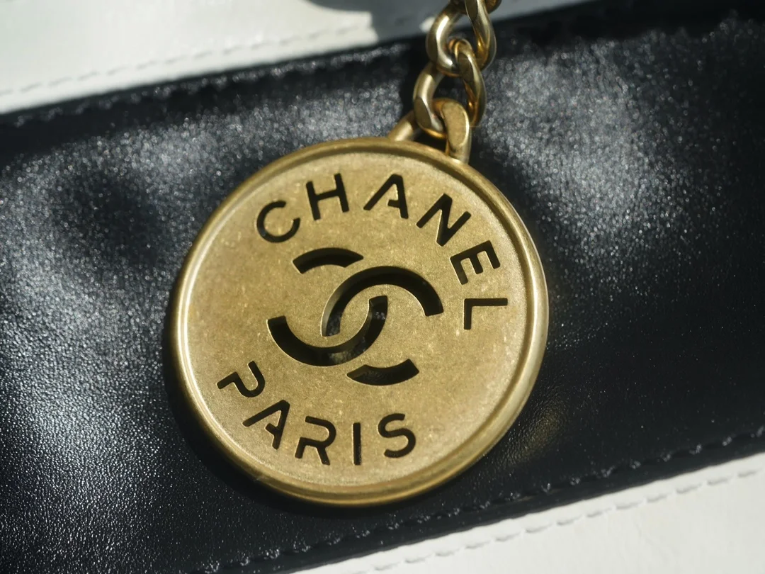 샤넬 24SS 스트라이프 22백 블랙 화이트