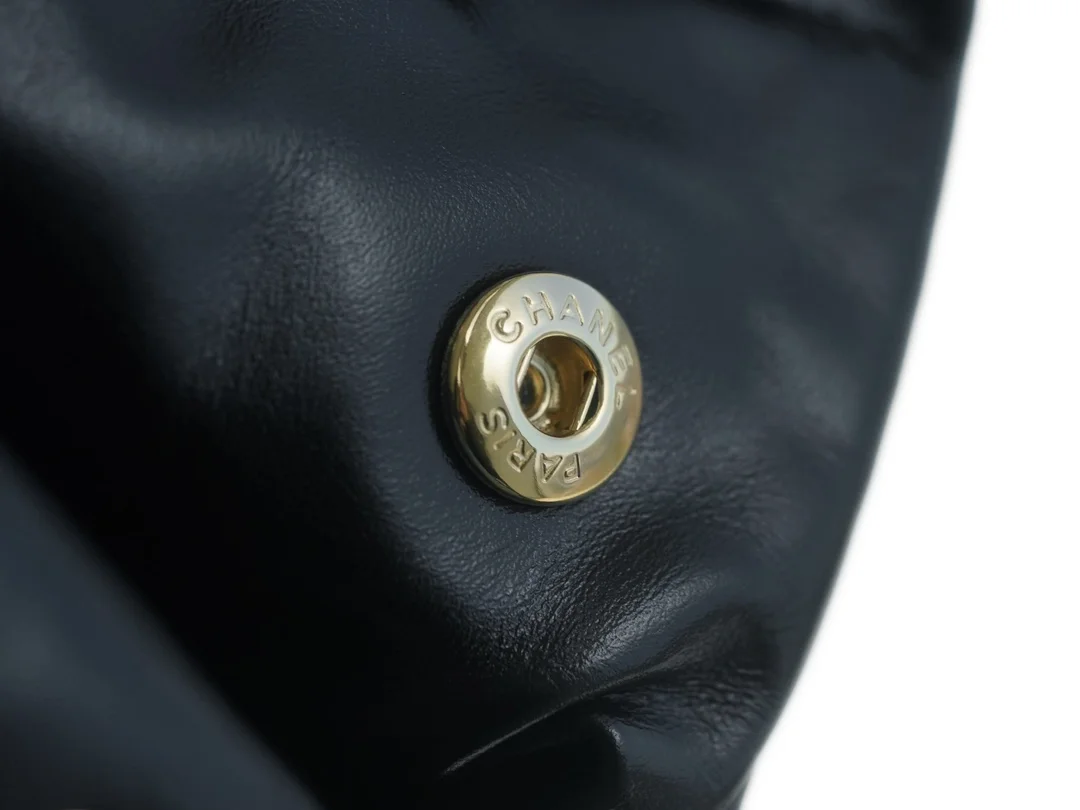 샤넬 24SS 스트라이프 22백 블랙 화이트