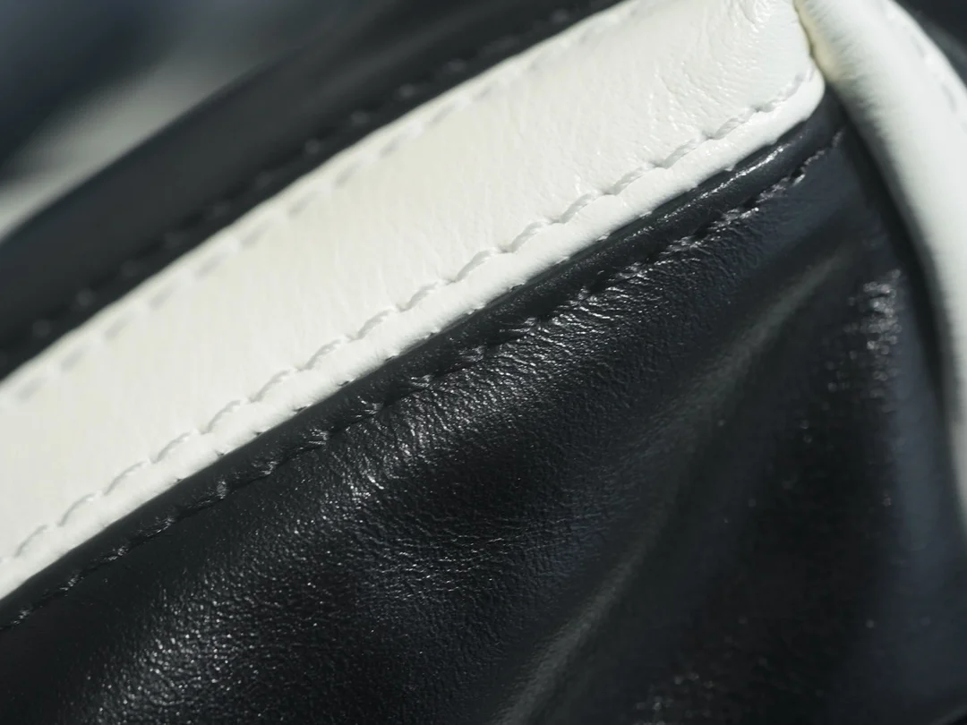 샤넬 24SS 스트라이프 22백 블랙 화이트