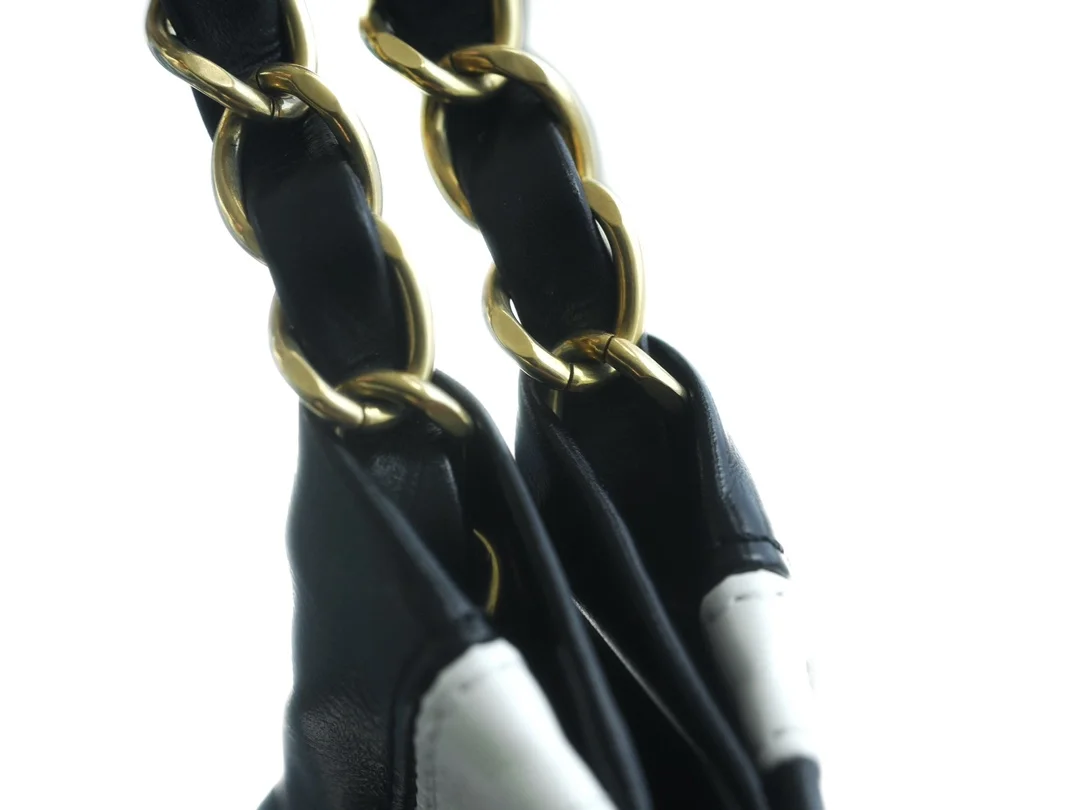 샤넬 24SS 스트라이프 22백 블랙 화이트