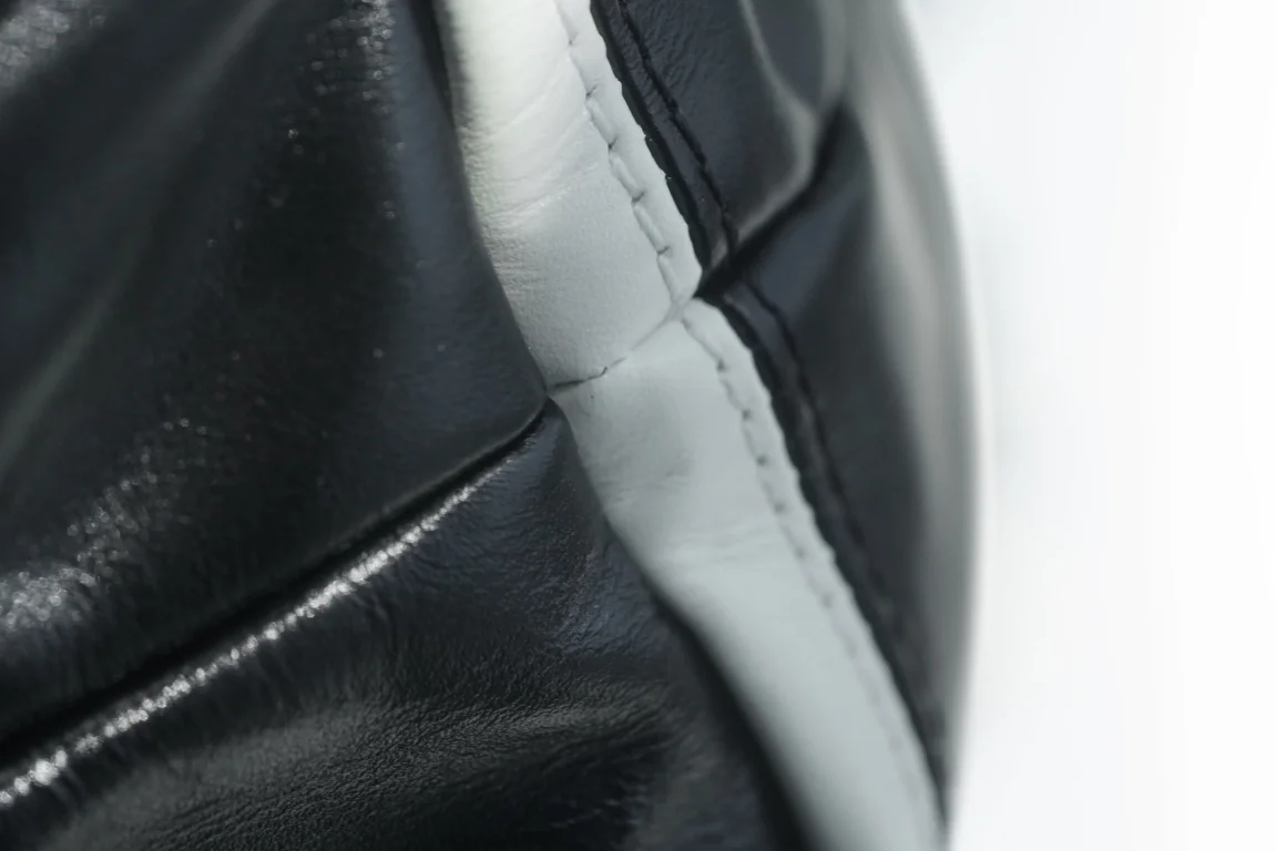 샤넬 24SS 스트라이프 22백 블랙 화이트