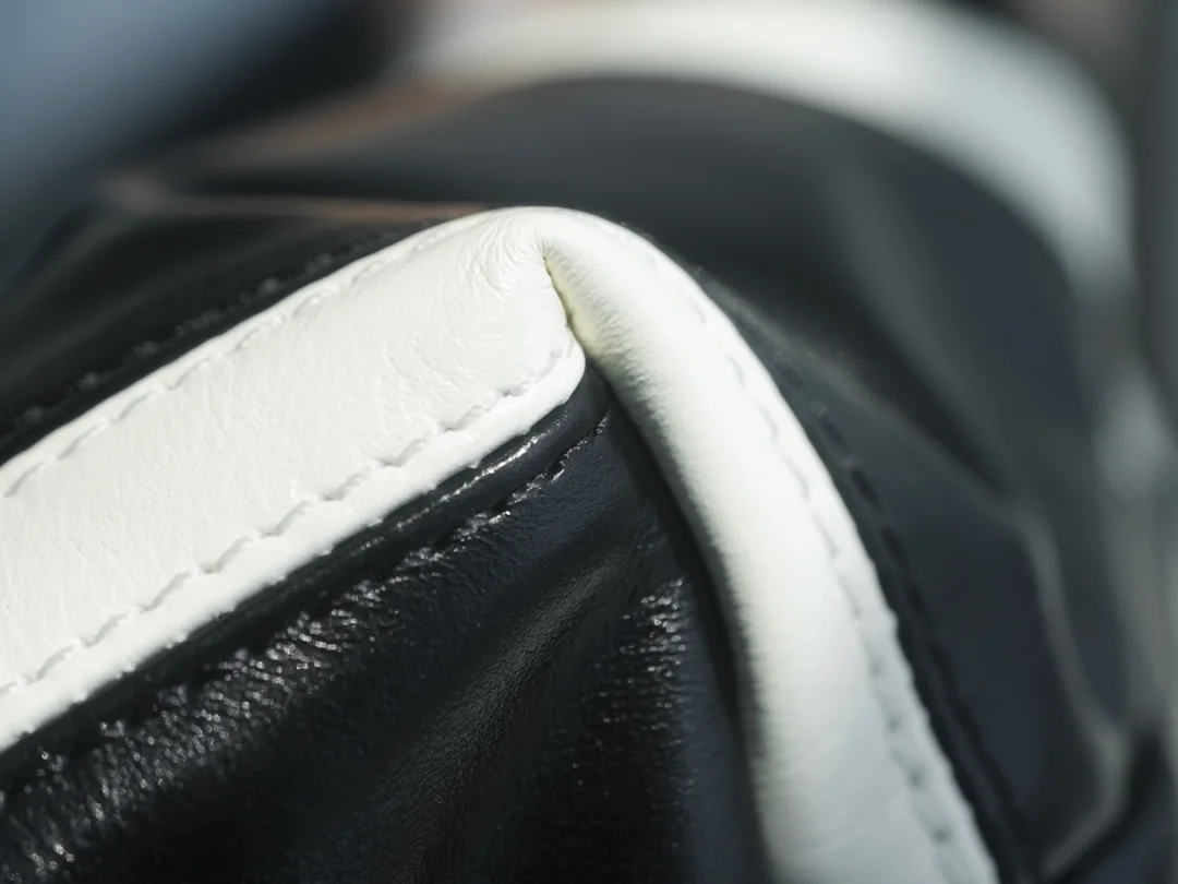 샤넬 24SS 스트라이프 22백 블랙 화이트