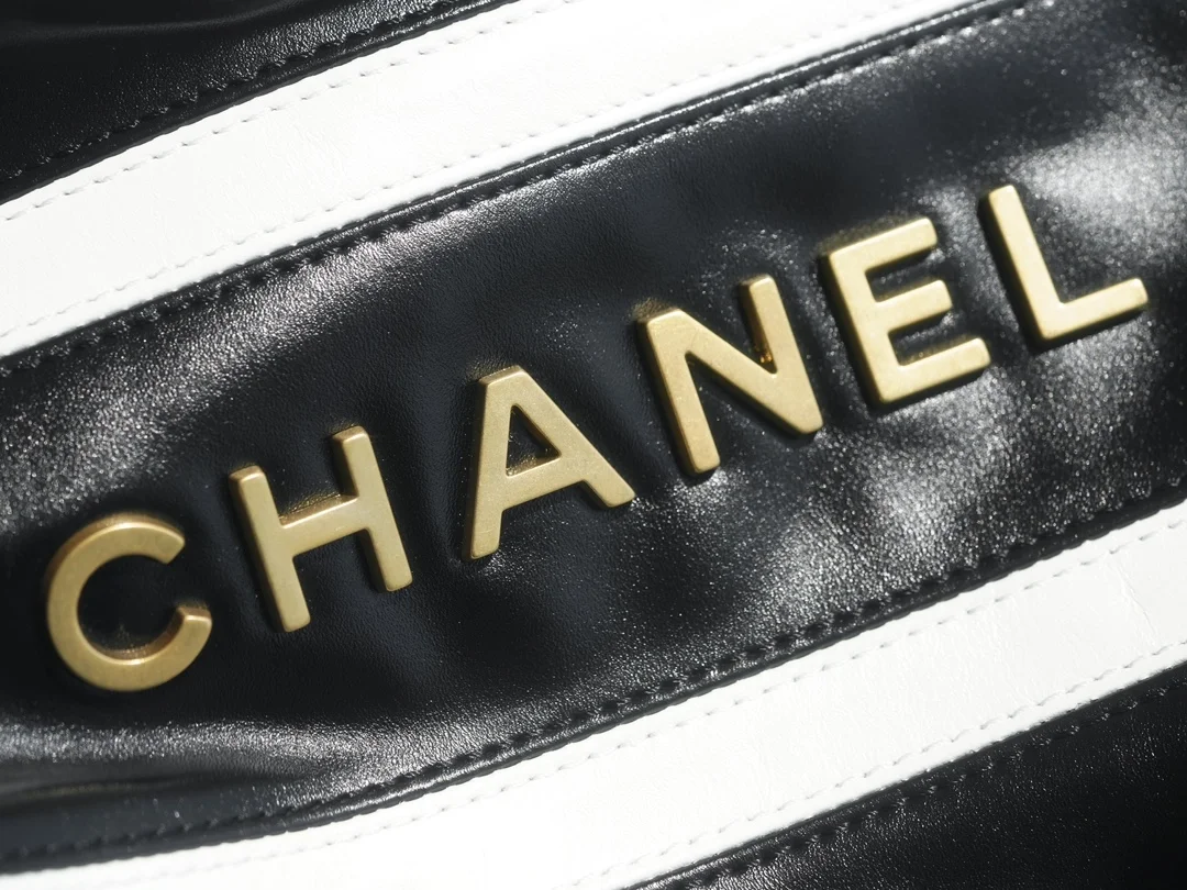 샤넬 24SS 스트라이프 22백 블랙 화이트