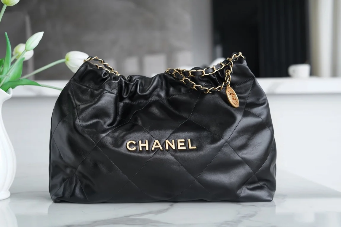 샤넬 22백 가로 버전 블랙 금장