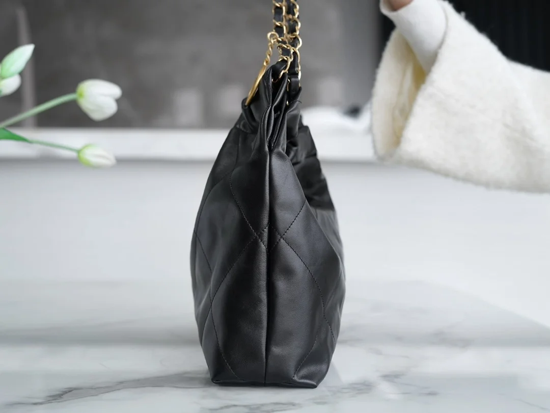 샤넬 22백 가로 버전 블랙 금장