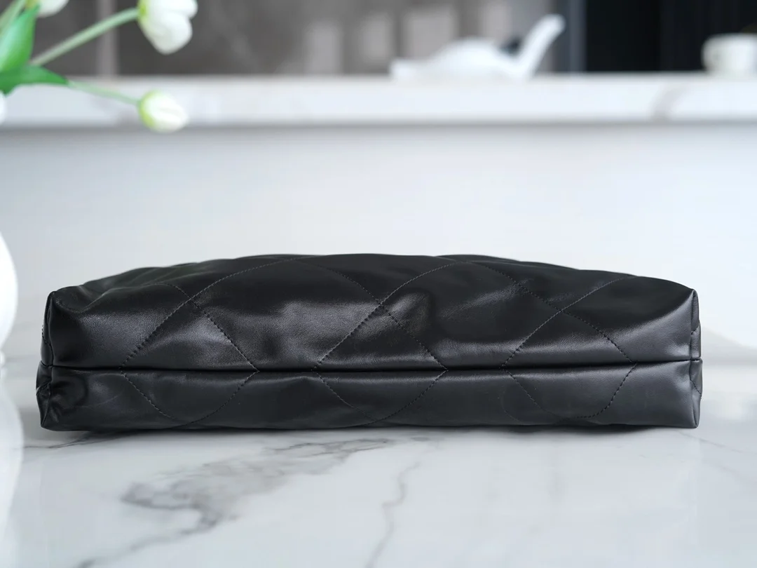 샤넬 22백 가로 버전 블랙 금장