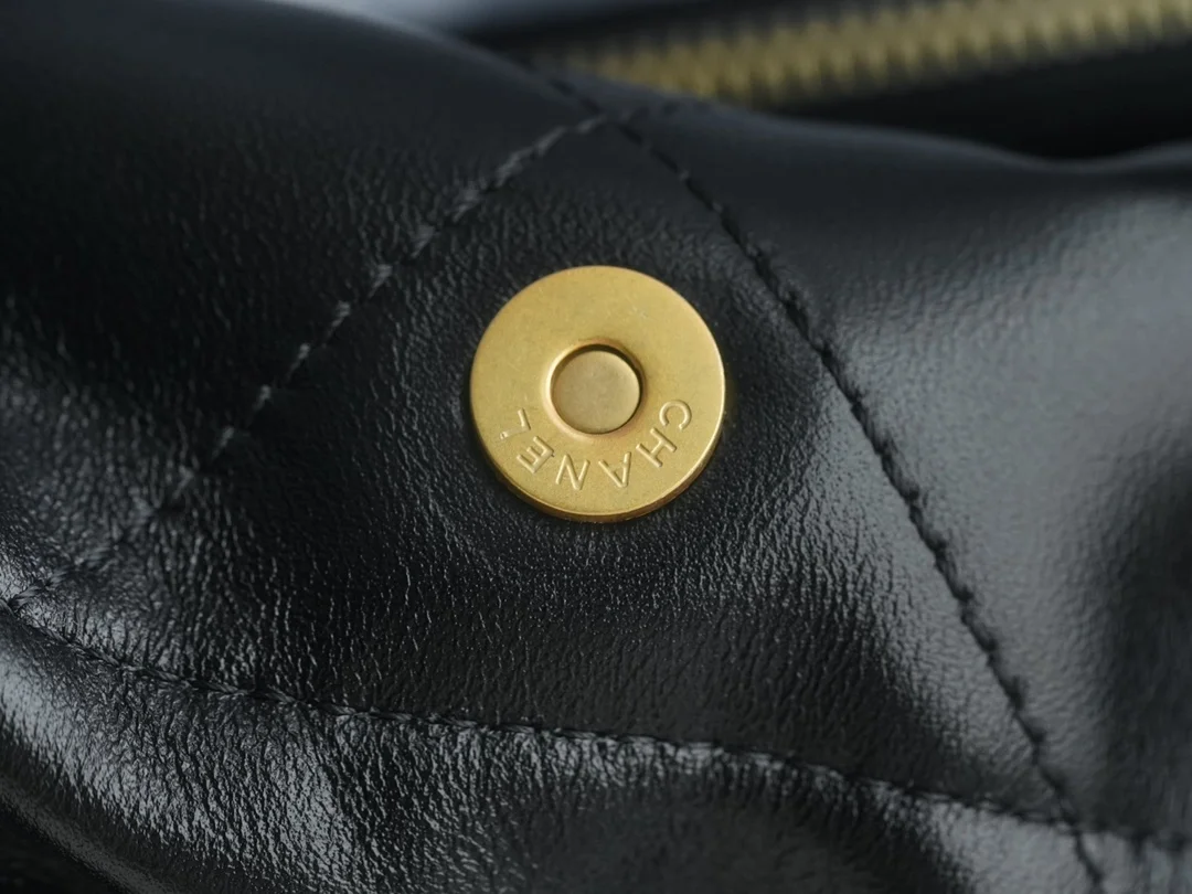 샤넬 22백 가로 버전 블랙 금장