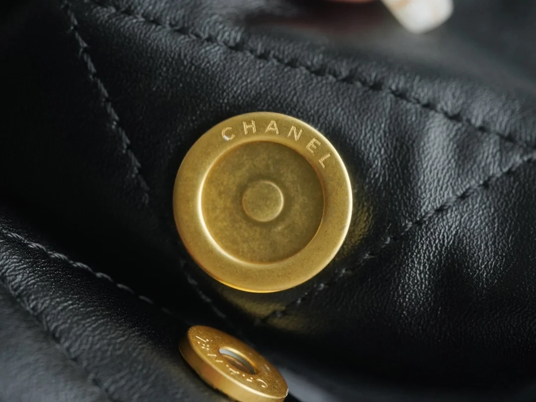 샤넬 22백 가로 버전 블랙 금장