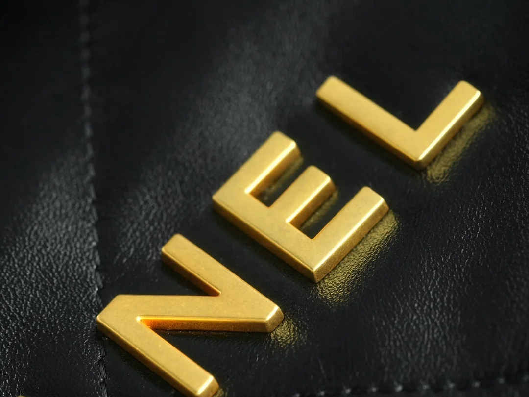 샤넬 22백 가로 버전 블랙 금장