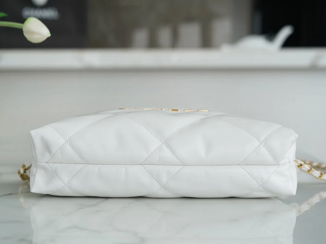 샤넬 22백팩 래커드 화이트 금장