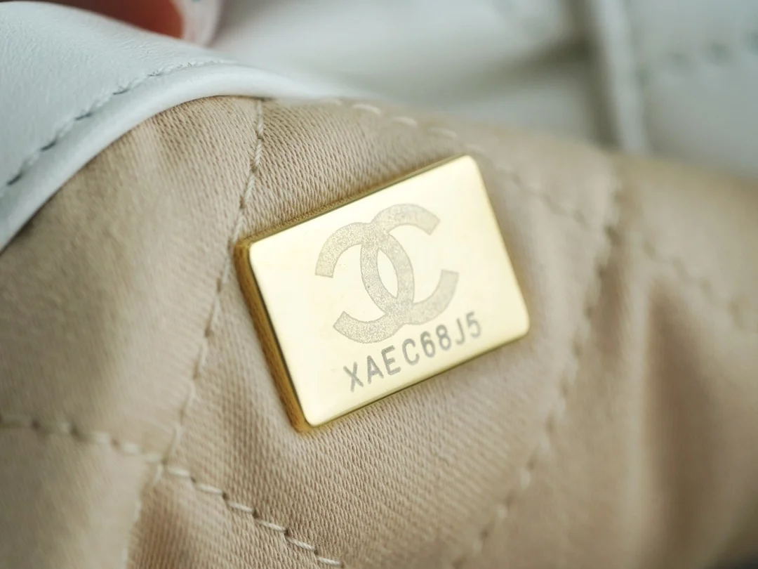 샤넬 22백팩 래커드 화이트 금장