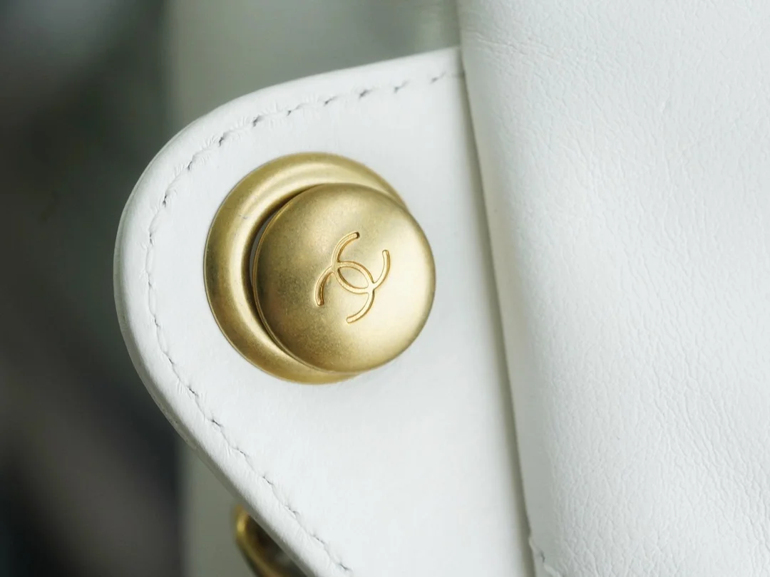 샤넬 22백팩 래커드 화이트 금장