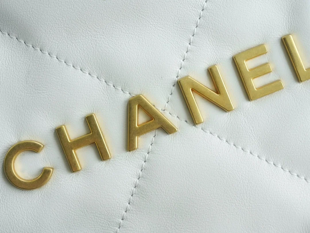 샤넬 22백팩 래커드 화이트 금장