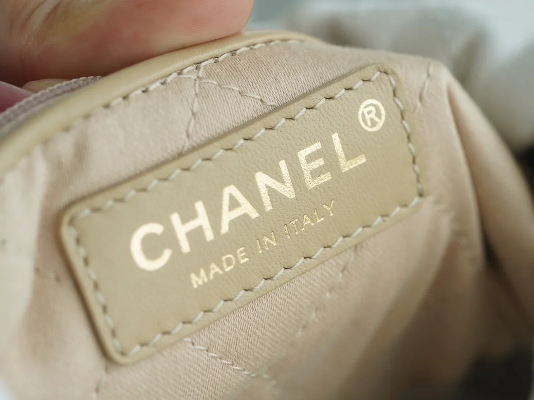 샤넬 22백팩 래커드 화이트 금장