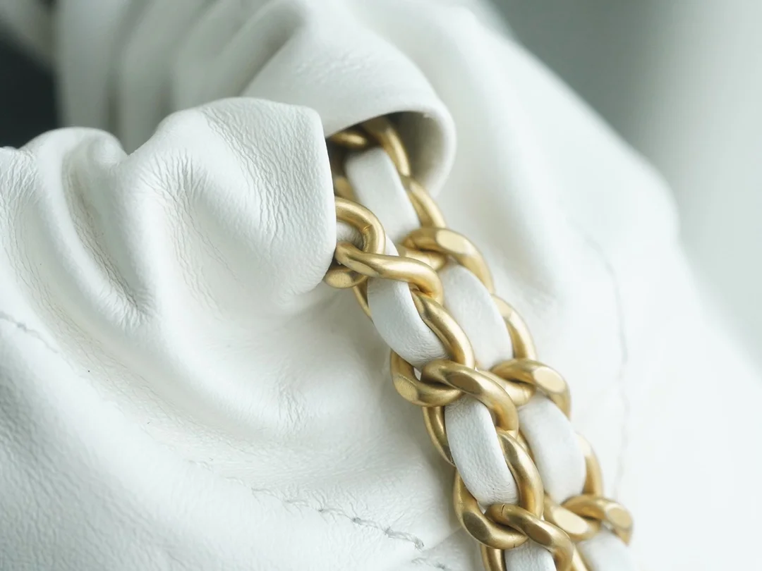 샤넬 22백팩 래커드 화이트 금장